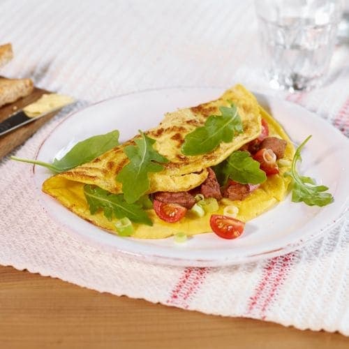 Kjapp omelett med bacon, vårløk og tomat