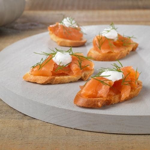 Røkelaks på sprø toast med luftig rømme