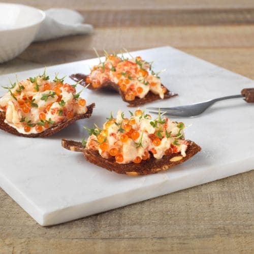 Skagensalat med rømme på sprø rug