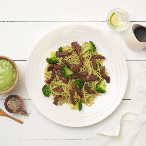 Biffstrimler på spagetti med persillepesto