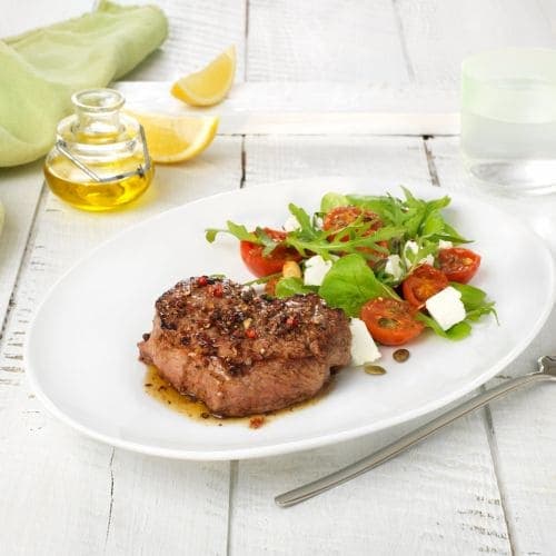 Pepperbiff med lun tomat- og Chevresalat