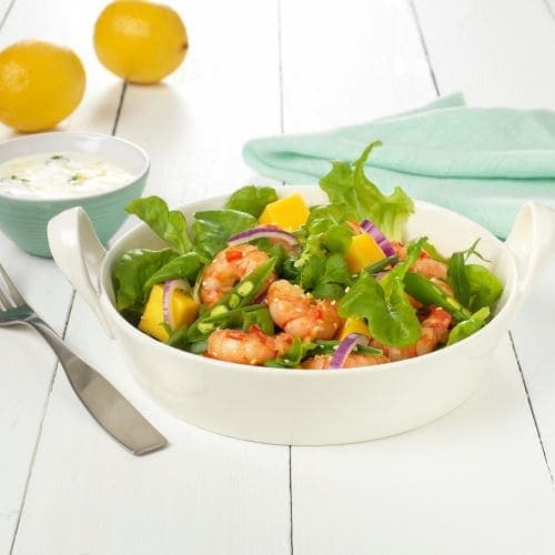 Salat med ingefær- og chilistekte scampi