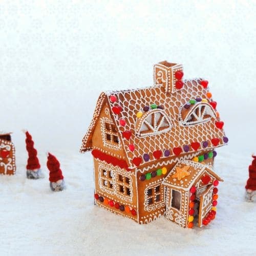 Pepperkakehus med forgang og karnapp