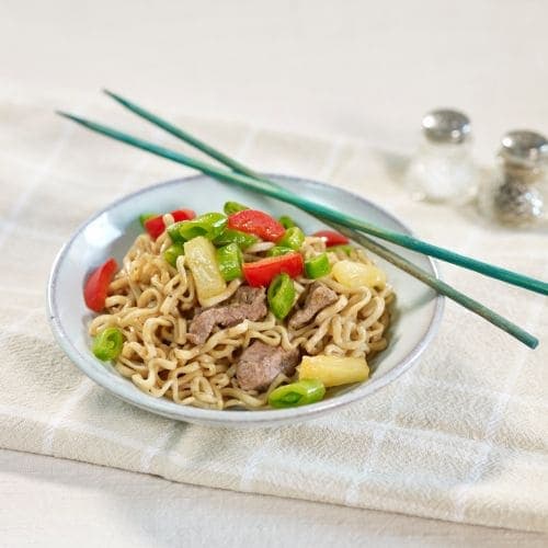 Wokede nudler med strimlet svinekjøtt og grønnsaker