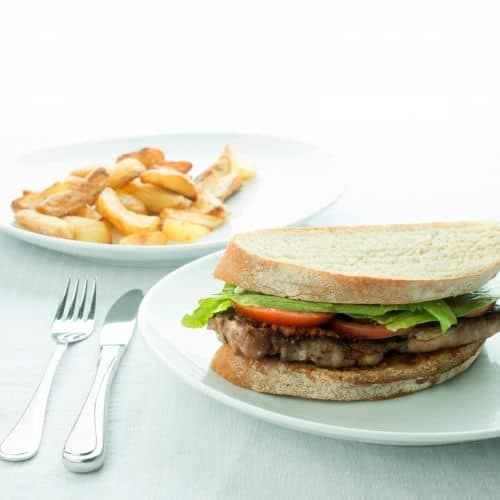 Varm biffsandwich med stekte potetbåter