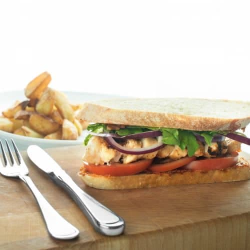 Kyllingsandwich og stekte potetbåter