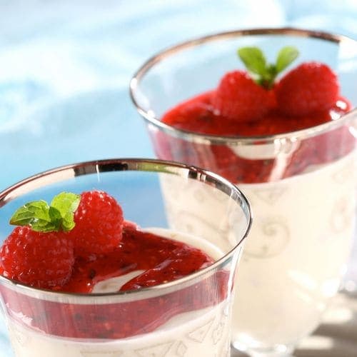 Fromasj med valnøtter og bringebærsaus