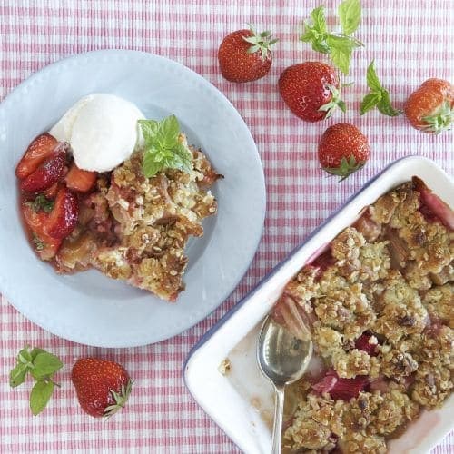 Smuldrepai med rabarbra, kardemommeis og jordbærsalsa