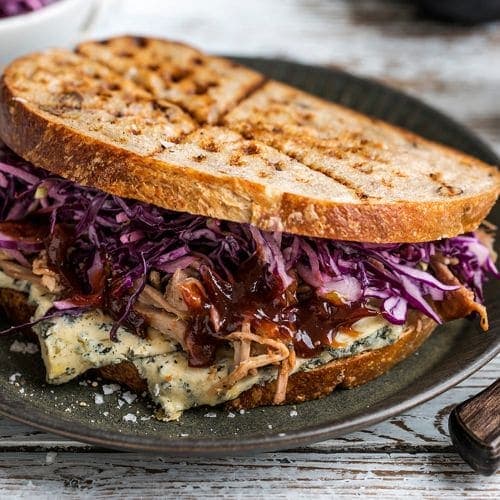 Pulled pork-toast med blåmuggost