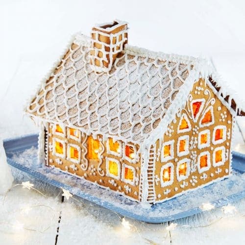 Pepperkakehus med lys i