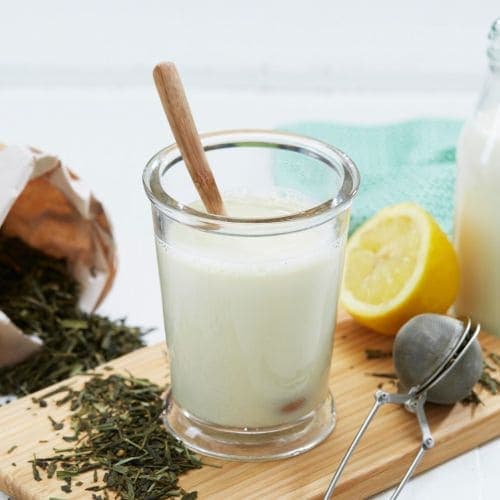 Grønn te latte med sitron