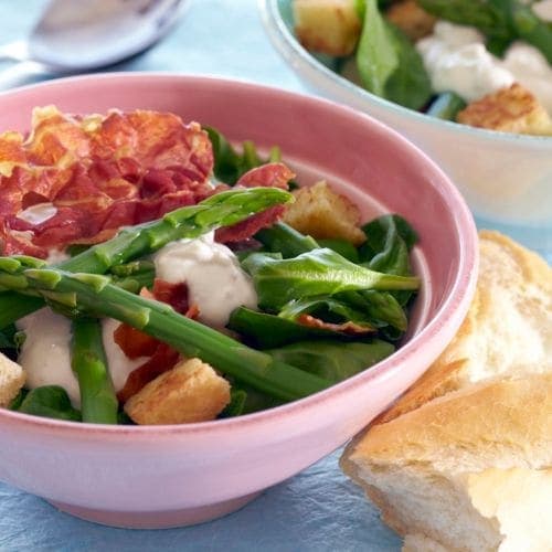 Salat med spinat, parmaskinke og ostedressing