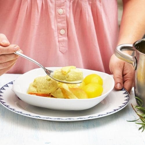 Hjemmelagde fiskeboller i karrisaus