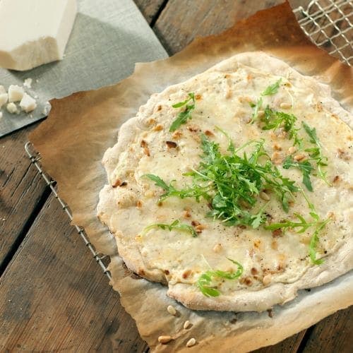 Pizza med hvit geitost og pinjekjerner