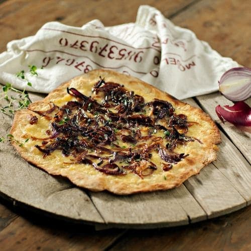 Pizza med Norvegia® Smaksrik og karamellisert løk