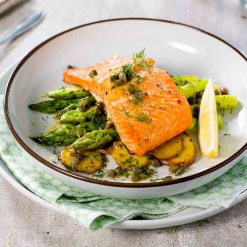 Ovnsbakt ørret med asparges og kaperssaus