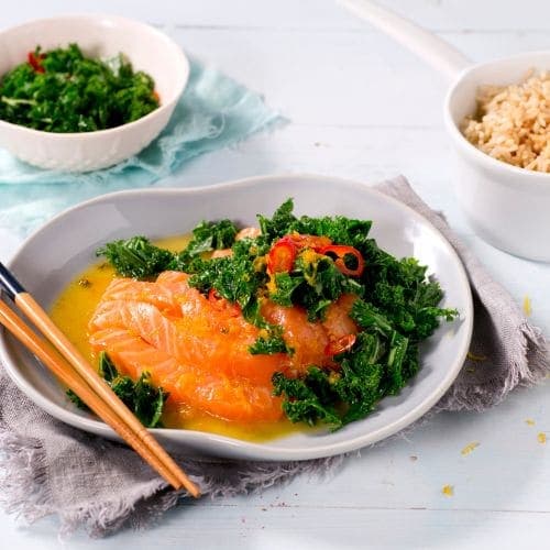 Sitruskokt laks med smørdampet grønnkål