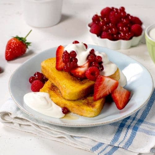 Arme riddere med bær og vaniljekesam