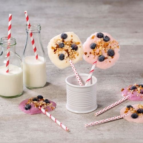 Yoghurtis på pinne med bær og nøtter