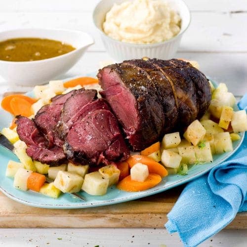 Reinsdyrstek med smørdampede rotgrønnsaker