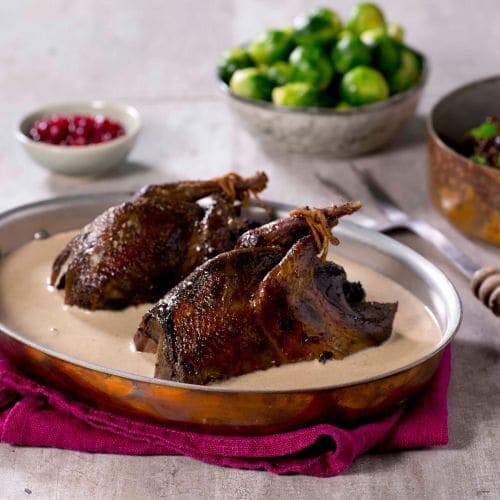 Rype i fløtesaus med russiske erter