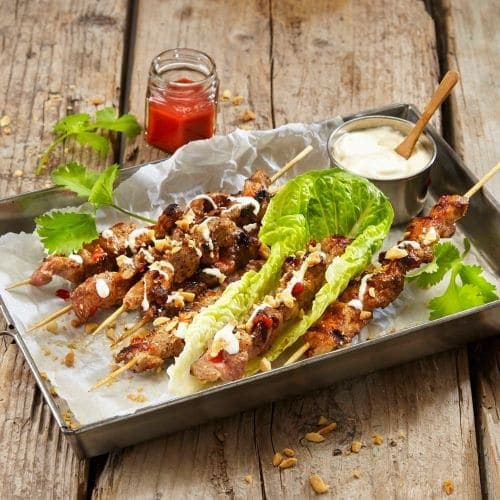 Svinespyd med chilisaus og peanøtter