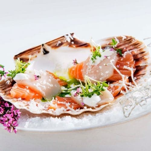 Råmarinert laks med urteolje og rømmekrem med pepperrot