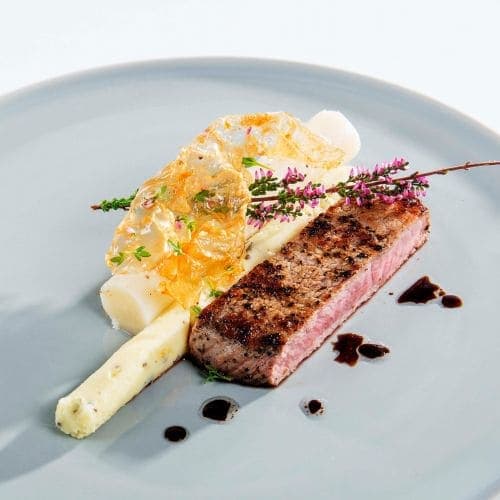 «Smørbiff» av kalv med potetkrem og bakte rotgrønnsaker