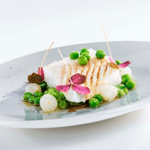 Melkeposjert kveite med knuste erter og kyllingsmør