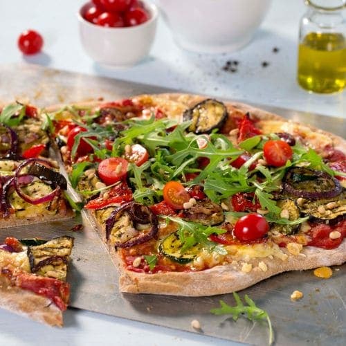 Pizza med grov bunn og grillede grønnsaker