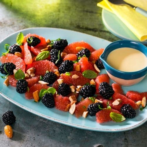 Grapefruktsalat med bjørnebær og glaserte mandler