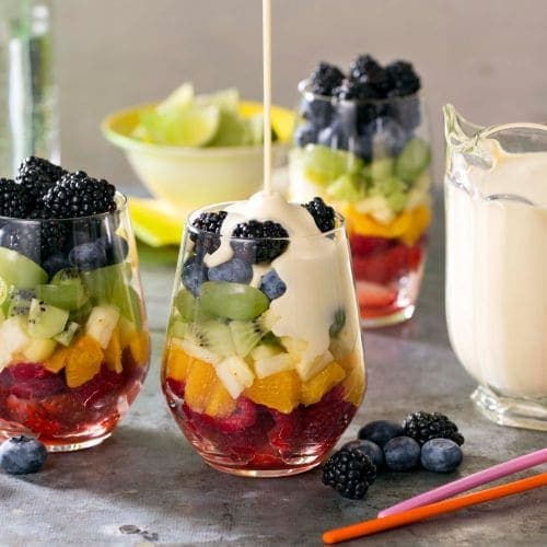 Regnbue-fruktsalat i glass