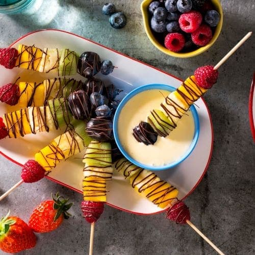 Fruktspyd med mørk sjokolade og vaniljesaus