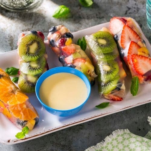 Fargerike sommer-ruller med frukt og bær