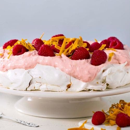 Brunost-Pavlova med bringebærkrem