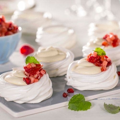 Pavlova-kopper med vaniljekrem og fruktsalsa