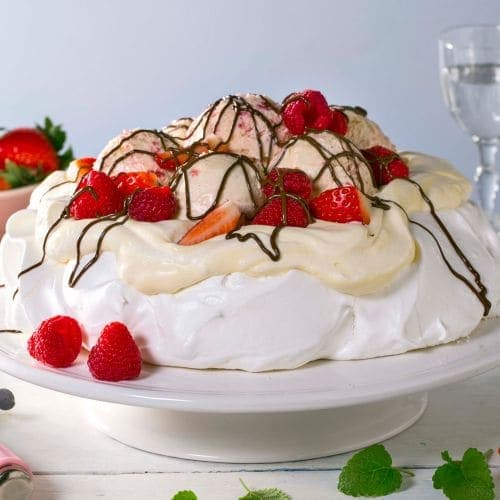 Pavlova med is og bær