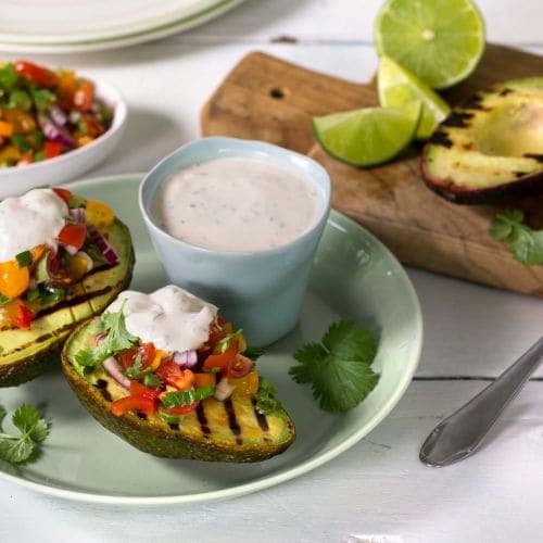 Grillet avokado fylt med frisk salsa rømme