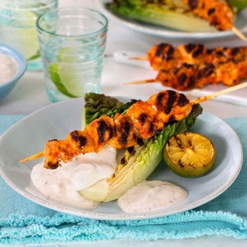 Grillet salat med kyllingspyd og rømme