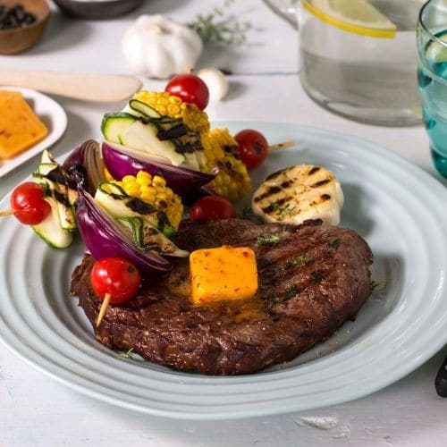 Grillet entrecôte med grønnsaker og kryddersmør