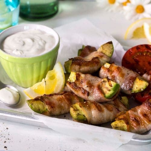 Grillet avokado med bacon og tzatziki