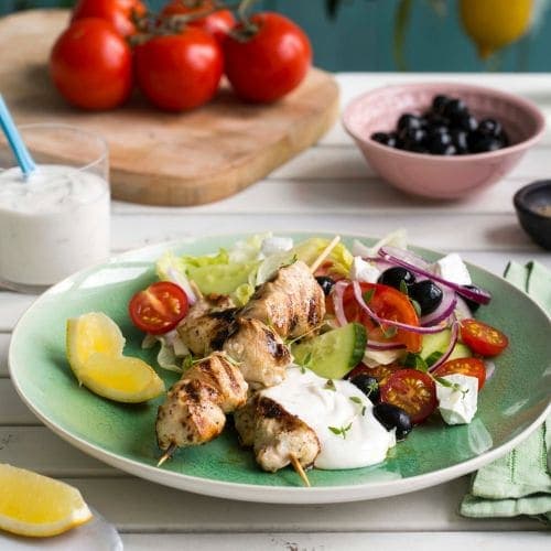 Grillet kyllingspyd med gresk salat