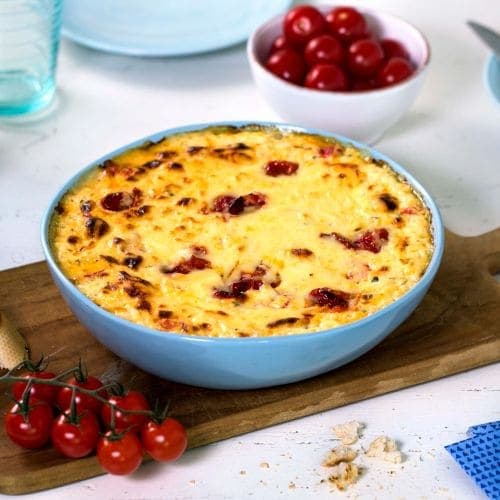 Hvit pizzadipp med bakte tomater