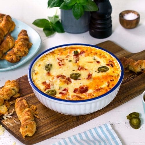 Hvit pizzadipp med pepperoni