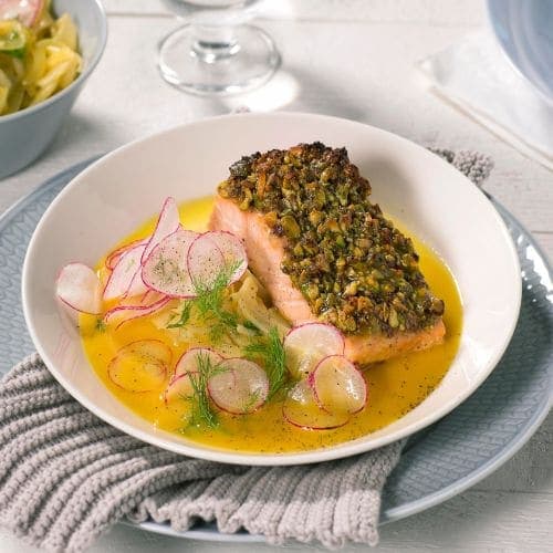 Laks med nøtter og appelsinkokt fennikel