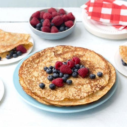 Grove pannekaker med bær