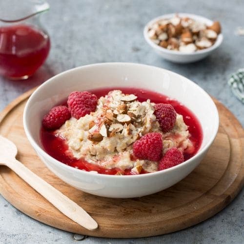 Dessert-grøt med bringebærsaus