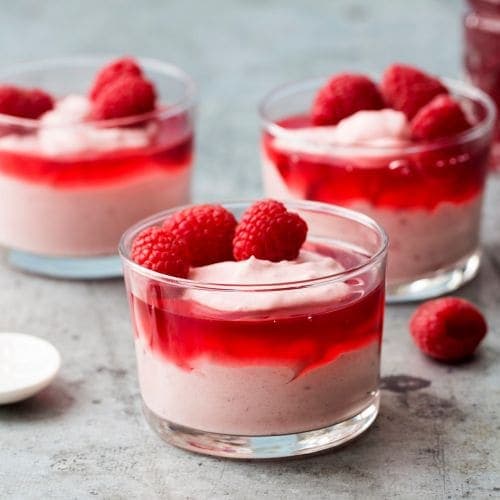 Fromasj med bringebærsaus