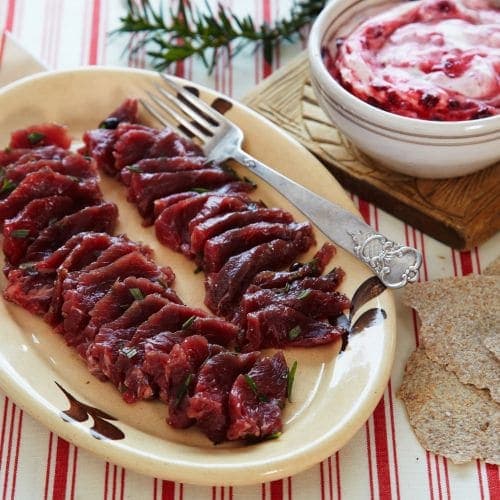 Gravet kjøtt med tyttebærrømme