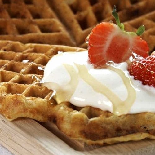 Vafler med rømme og bær